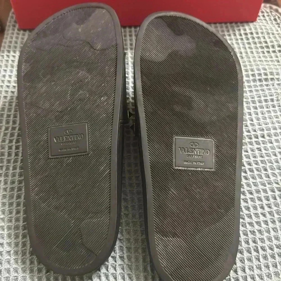 Valentino Garavani
Rockstud rubber slider sandals - Picture 7 of 8